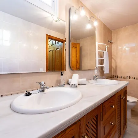 In Roca With Shared Pool And Jacuzzi - Only 5min To Town Apartment