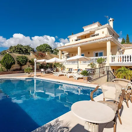 In Roca With Shared Pool And Jacuzzi - Only 5min To Town Apartment Estepona