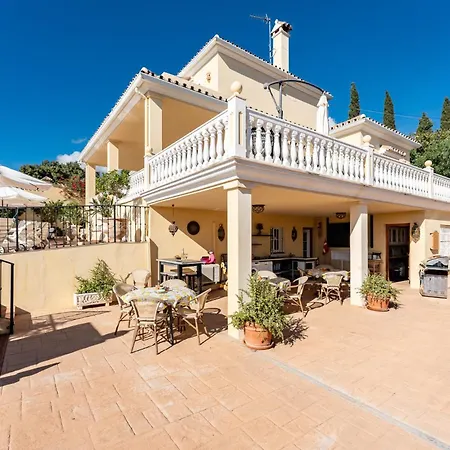 In Roca With Shared Pool And Jacuzzi - Only 5min To Town * Estepona